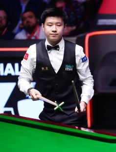 Zhao Xintong playing snooker.