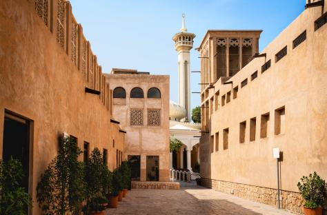 2B8C6MA Old Dubai view with mosque, buildings and traditional Arabian street. Historical Al Fahidi neighbourhood, Al Bastakiya. Heritage district in UAE.