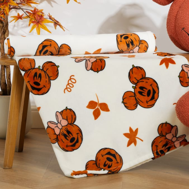 Minnie Mouse pumpkin-themed fleece blanket.