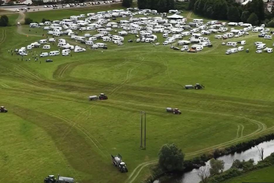 Victory for farmers who sprayed travellers with manure in tractors as 500 squatters & 200 caravans FINALLY evicted