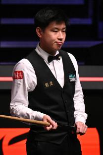 Zhao Xintong playing snooker.