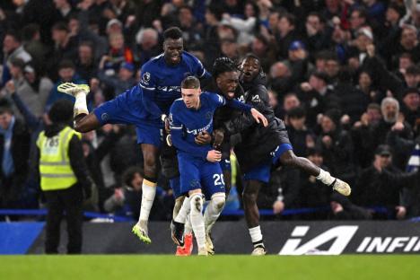 LONDON, ENGLAND - APRIL 04: Cole Palmer of Chelsea celebrates scoring his team's fourth goal with teammates during the Premier League match between Chelsea FC and Manchester United at Stamford Bridge on April 04, 2024 in London, England. (Photo by Mike Hewitt/Getty Images) (Photo by Mike Hewitt/Getty Images)