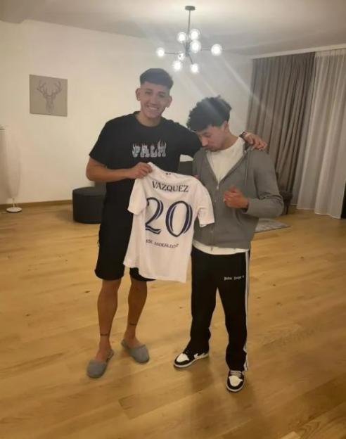 Luis Vazquez, RSC Anderlecht footballer, with his barber.
