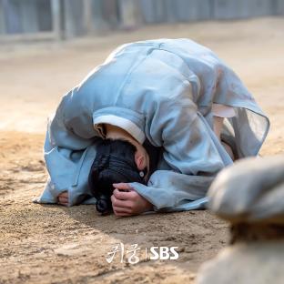 Yook Sungjae&#8217;s Spirit Falls Into Deep Sorrow And Despair In &#8220;The Haunted Palace&#8221; 4