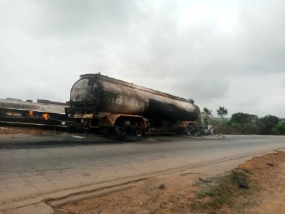 Two petrol tankers catch fire in Oyo [PHOTOS] 3
