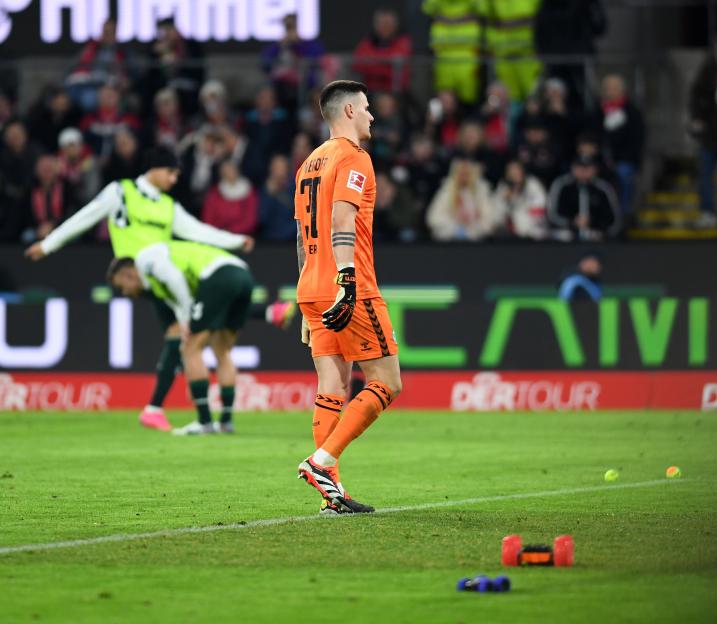 Michael Zetterer, Werder Bremen goalkeeper, on the soccer field.