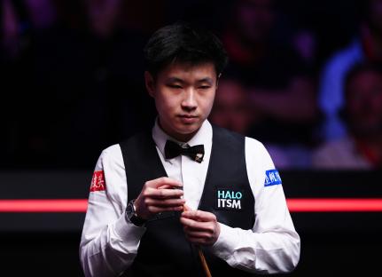 Zhao Xintong playing snooker.