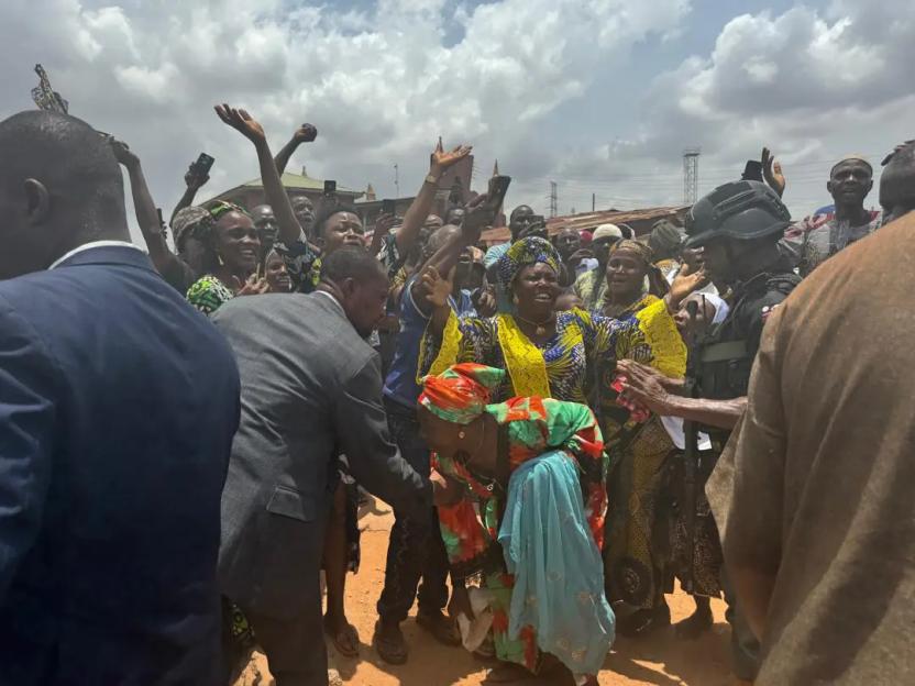 Makinde visits Aleshinloye market 20 days after fire tragedy 3