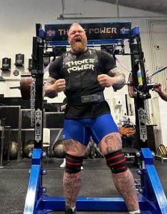 HafÃ¾Ã³r JÃºlÃ­us BjÃ¶rnsson in a squat rack.