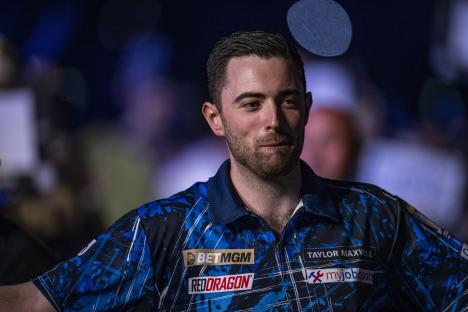 Luke Humphries at a darts match.