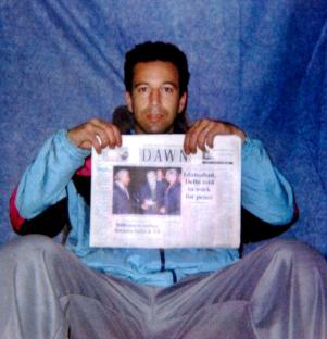 Photo of Daniel Pearl holding a newspaper.