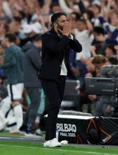 Ruben Amorim reacting during a soccer game.