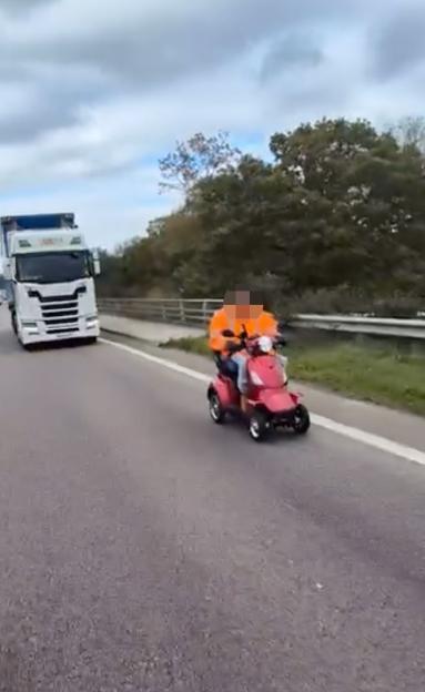 Incredible Moment: Pensioner Navigates Busy Dual Carriageway on Mobility Scooter, Leaving Drivers in Shock!