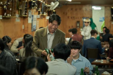 Lee Je Hoon, Yoo Hae Jin, Son Hyun Joo, And Choi Young Joon Become Entangled During A Financial Crisis In “Big Deal” 12