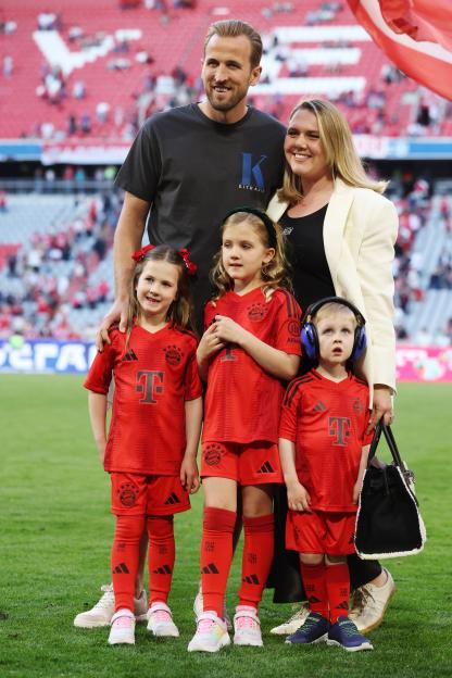 Harry Kane of Bayern Munich with his family on the pitch.