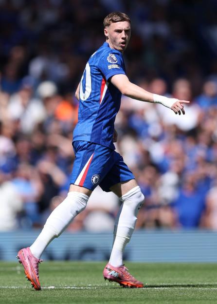 Cole Palmer of Chelsea playing in a soccer match.