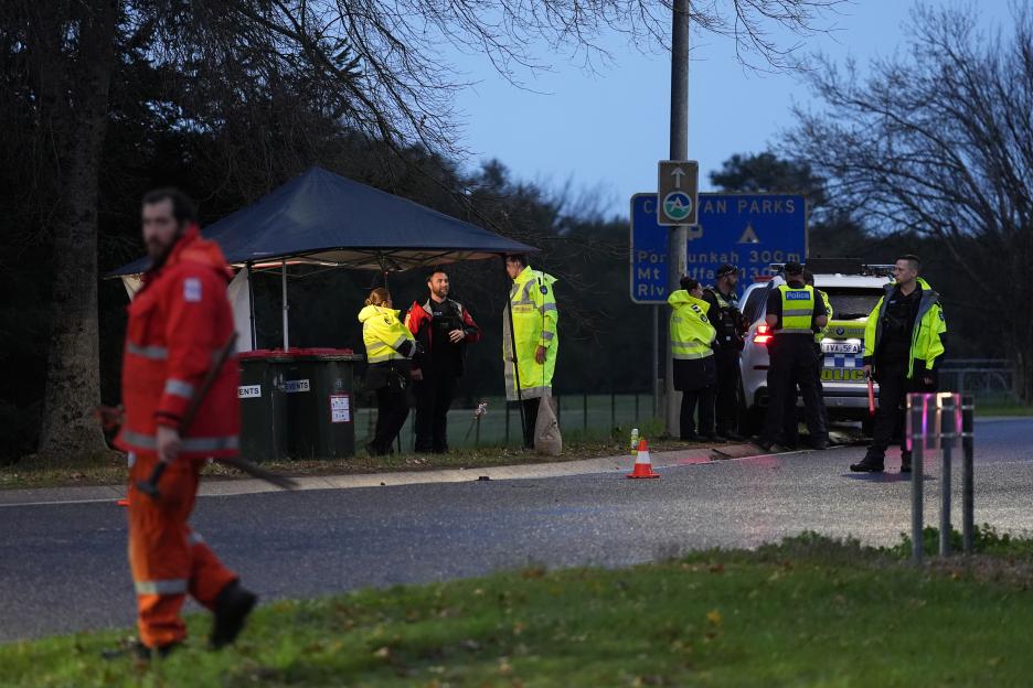 Victoria police shooting: ‘Cop killing conspiracy theorist could be hiding in cave’ as his family hand themselves in