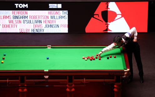 Xintong Zhao playing snooker.
