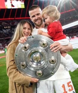 Eric Dier of Bayern Munich with his family and the Meisterschale trophy.