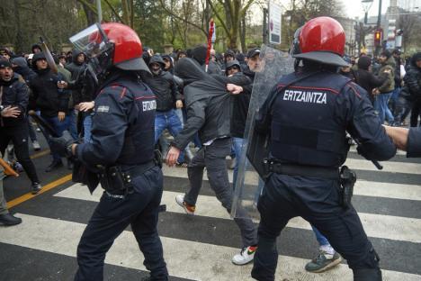 Soccer fans clash with police ahead of the Europa League round of 16 second leg soccer match between Athletic Bilbao and AS Roma at the San Mames stadium in Bilbao, Spain, Thursday, March 13, 2025. (AP Photo/Miguel Oses)