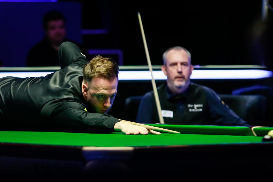 Judd Trump holding the Saudi Arabia Snooker Masters trophy.