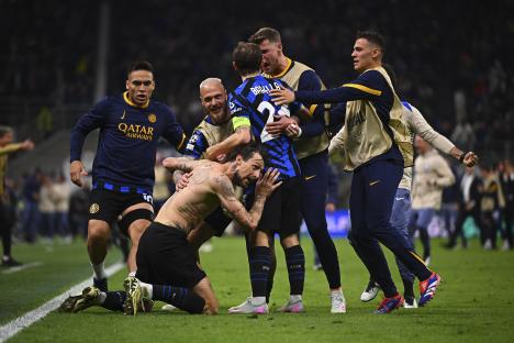 FC Internazionale Milano players celebrating a goal.