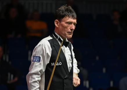 Jimmy White at a snooker match.