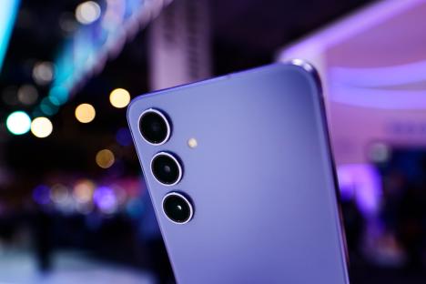 Samsung owners warned over shock bug that exposes ‘private photos’ as tech giant races to ‘pull update off the air’