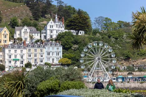 2R7TBYA Ferris Wheel and Historic Buildings, North Parade, Llandudno Seaside Resort, Wales, United Kingdom