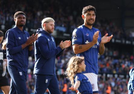 Soccer Football - Premier League - Ipswich Town v West Ham United - Portman Road, Ipswich, Britain - May 25, 2025 Ipswich Town's Massimo Luongo applauds fans after the match Action Images via Reuters/Cat Goryn EDITORIAL USE ONLY. NO USE WITH UNAUTHORIZED AUDIO, VIDEO, DATA, FIXTURE LISTS, CLUB/LEAGUE LOGOS OR 'LIVE' SERVICES. ONLINE IN-MATCH USE LIMITED TO 120 IMAGES, NO VIDEO EMULATION. NO USE IN BETTING, GAMES OR SINGLE CLUB/LEAGUE/PLAYER PUBLICATIONS. PLEASE CONTACT YOUR ACCOUNT REPRESENTATIVE FOR FURTHER DETAILS..