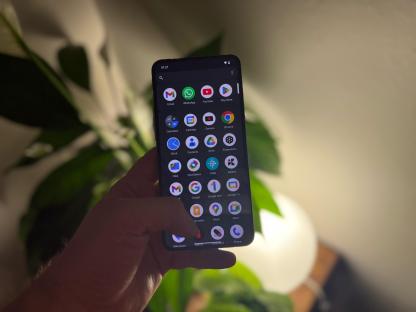Smartphone displaying various app icons.