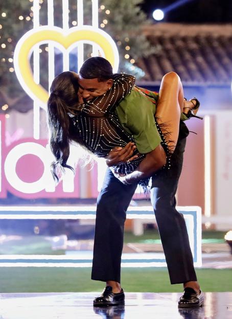 Toni Laites and Cach Mercer kissing after winning Love Island.