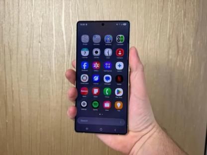Superb Sky Mobile deal offers top-end Samsung phone plus FREE Galaxy Buds worth £179