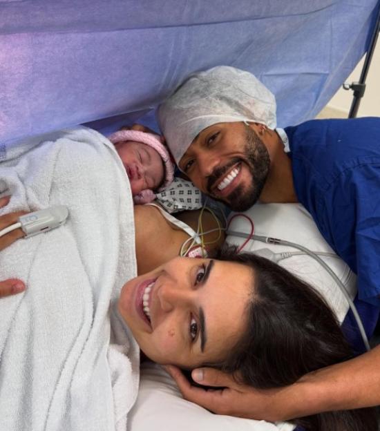 Man Utd's Matheus Cunha with his wife and newborn daughter in a hospital bed.