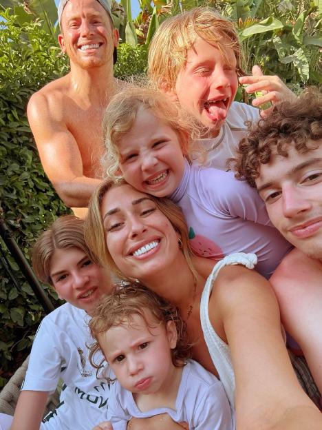 Stacey Solomon and her family in a group photo.