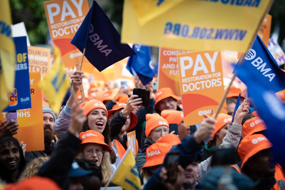 Senior doctors are ready to strike if they do not get a bigger pay rise, union chiefs warn