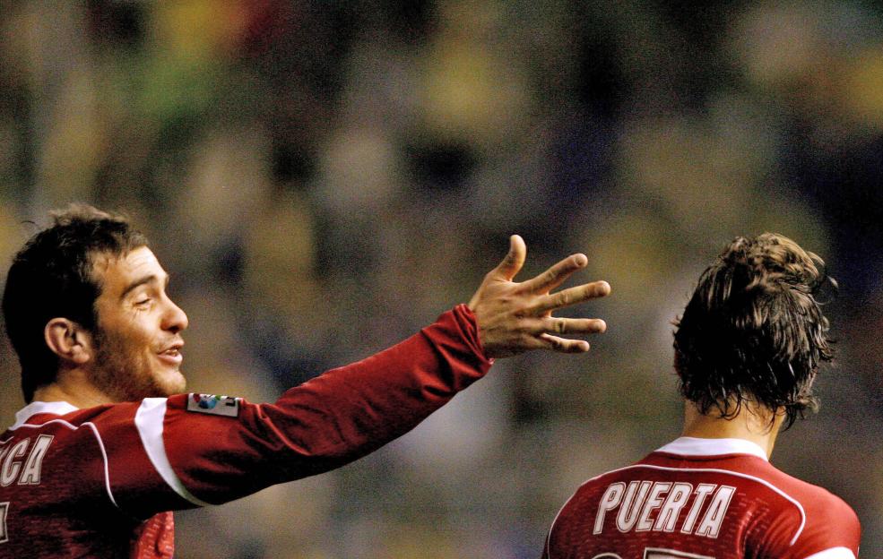 Sevilla's Maresca and Puerta celebrating a goal.