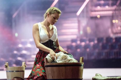 Cleo and Donatan performing