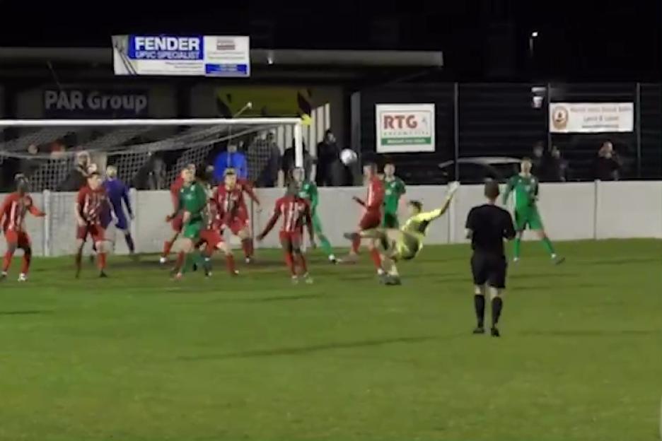 Unbelievable Moment: Non-League Goalkeeper Nets Last-Minute Scissor Kick to Salvage a Point for His Team!