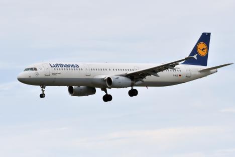 Passenger plane flies for 10 horrifying minutes with NO PILOT after first officer passes out while captain used bathroom