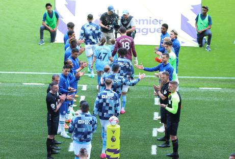Chelsea players giving a guard of honor to Manchester City players.