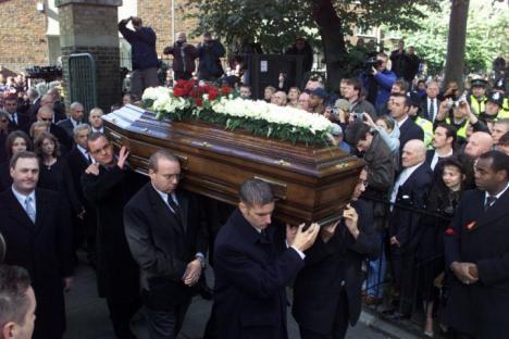 FUNERAL OF REGGIE KRAY IN BETHNAL GREEN. THE COFFIN ARRIVES AT THE CHURCH. PIC FRANK BARRETT.