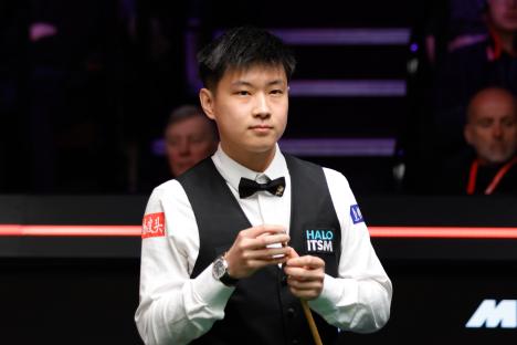 Zhao Xintong chalking his cue.