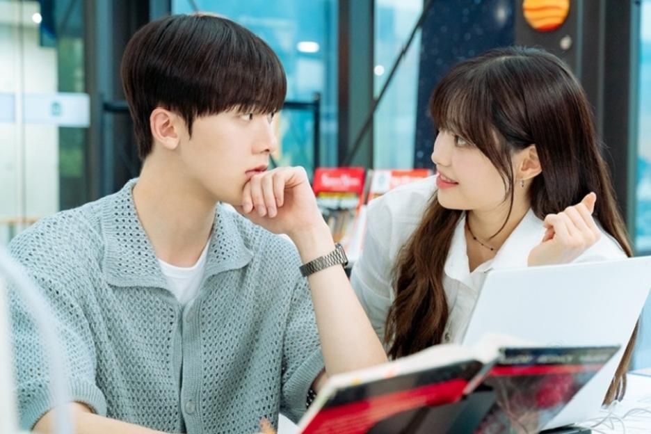 Chuu Makes A Move On ASTRO’s Yoon San Ha In “My Girlfriend Is The Man!”