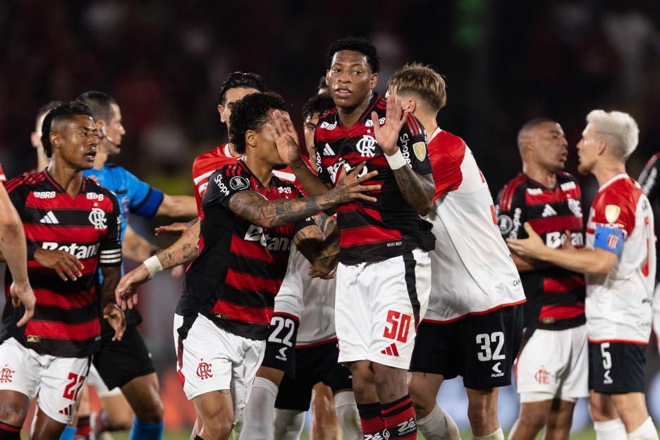 GONZALO PLATA of Flamengo receives a red card during the match between Flamengo and Estudiantes at Maracana Stadium.