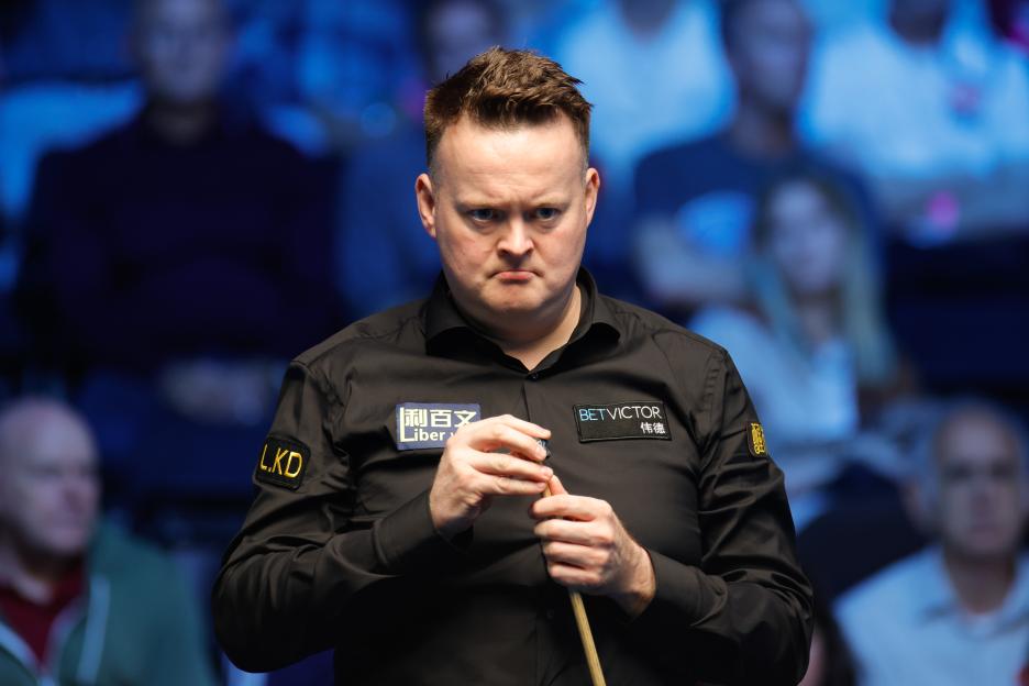 Shaun Murphy of England playing a snooker shot.