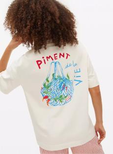 Back of a cream-colored shirt with a design of a string bag filled with peppers and the words
