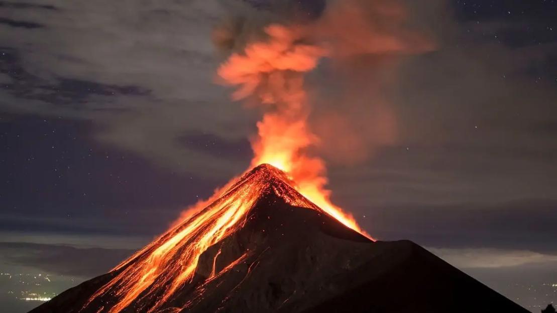 Volcano erupts in Iceland, tourists, residents forced to evacuate