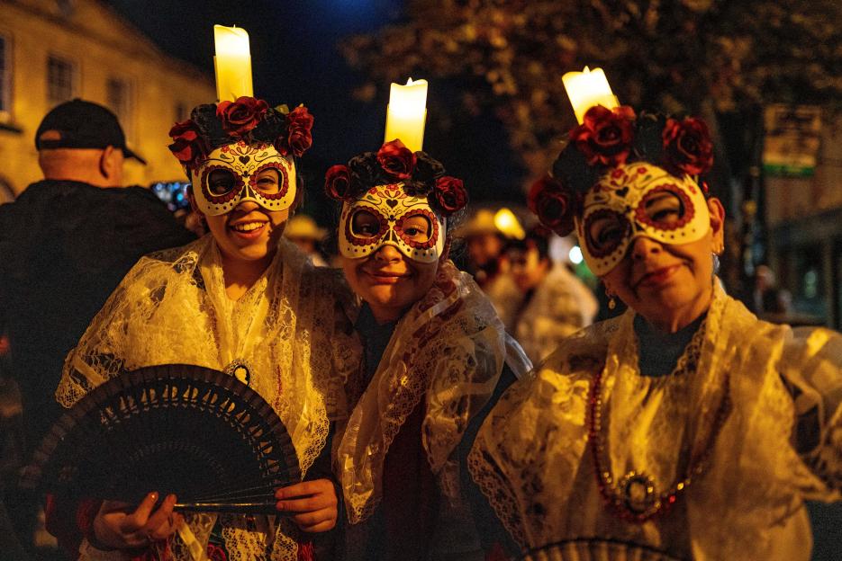 Glastonbury, Somerset, 31st October 2025 UK - Hundreds of people gather to take part in the annual Zombie Walk in order to raise funds for Childrens World charity Glastonbury. Credit: Natasha Quarmby/Alamy Live News