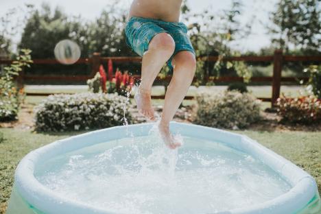 Surprising £1 item helps to remove oil from the surface of your paddling pool – you don’t have to do any work